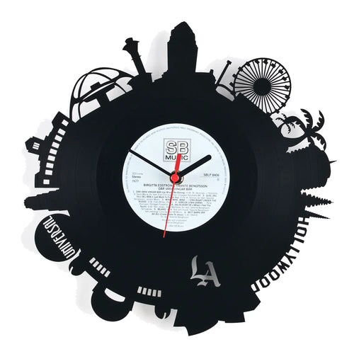 Schwarze vinyl wanduhr mit los angeles skyline aus schnitten und weißem zentrumsschriftzug