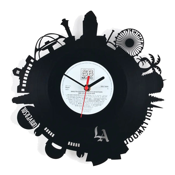 Schwarze vinyl wanduhr mit los angeles skyline aus schnitten und weißem zentrumsschriftzug