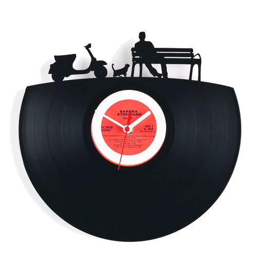 Schallplattenuhr dolce vita schwarze vinyl wanduhr mit rotem zentrum und silhouetten von roller katze und bank