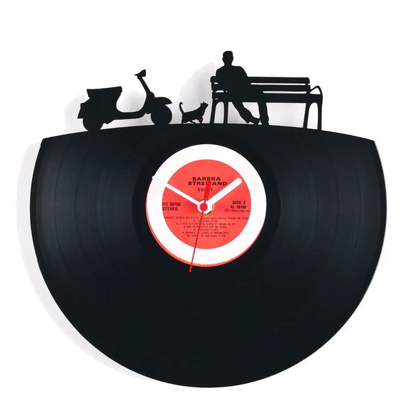 Schallplattenuhr dolce vita schwarze vinyl wanduhr mit rotem zentrum und silhouetten von roller katze und bank