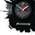 Schallplattenuhr moskau schwarzuhr aus vinyl mit weißer stadtsilhouette und roten zeigern