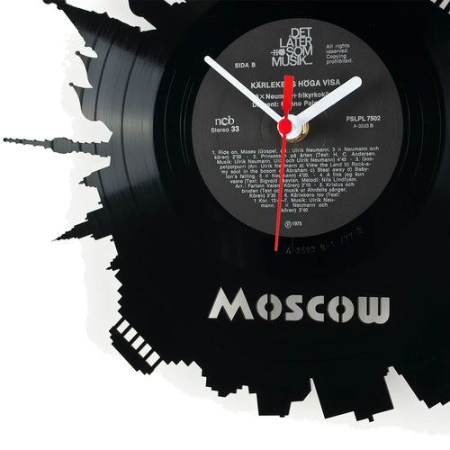 Schallplattenuhr moskau schwarzuhr aus vinyl mit weißer stadtsilhouette und roten zeigern