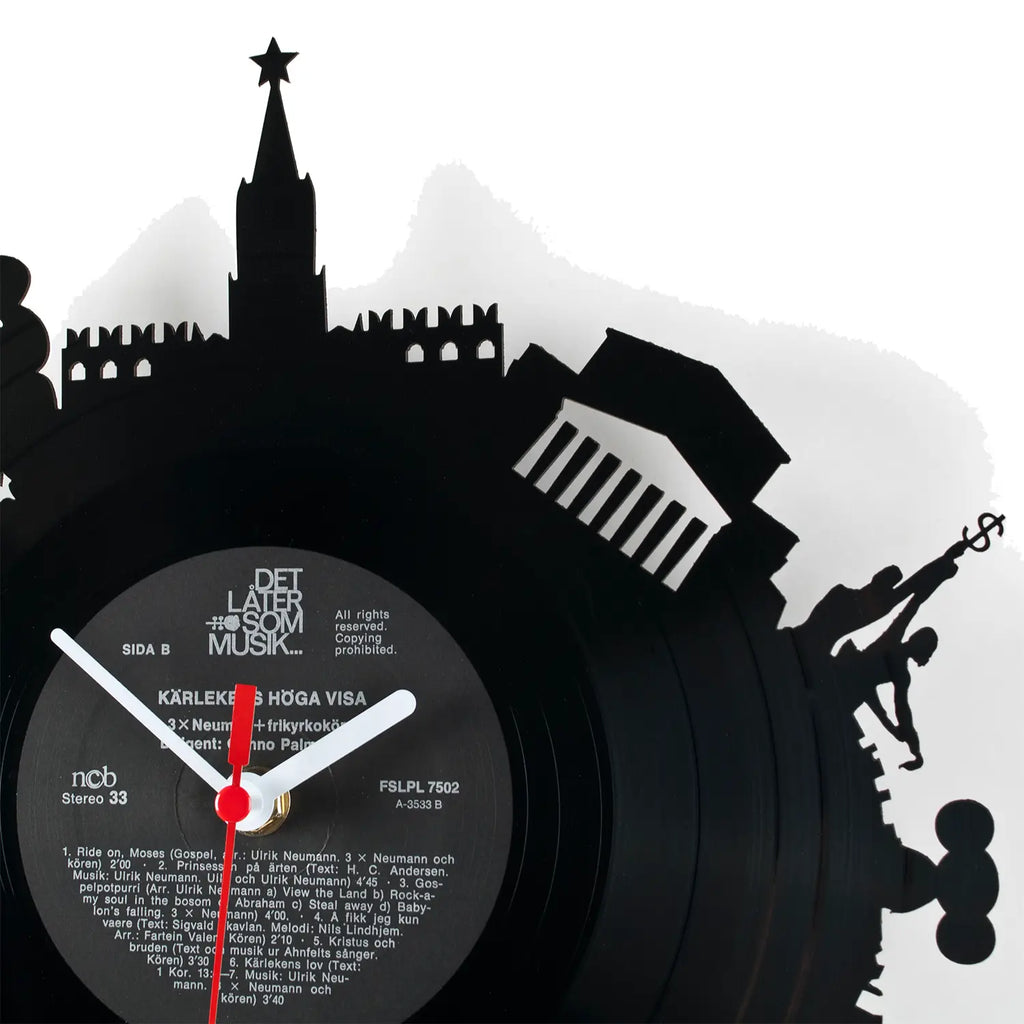 Schallplattenuhr moskau aus schwarzem vinyl mit stockholm skyline silhouette weiße details und rote zeiger