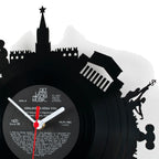 Schallplattenuhr moskau aus schwarzem vinyl mit stockholm skyline silhouette weiße details und rote zeiger