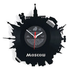 Black vinyl schallplattenuhr mit moskau skyline silhouette weißen buchstaben und mickey mouse figuren