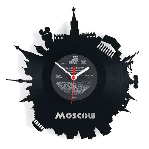 Black vinyl schallplattenuhr mit moskau skyline silhouette weißen buchstaben und mickey mouse figuren