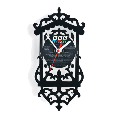 Schwarze ornamentale schallplattenuhr mit bbc records label und weißen zeigern aus vinyl material