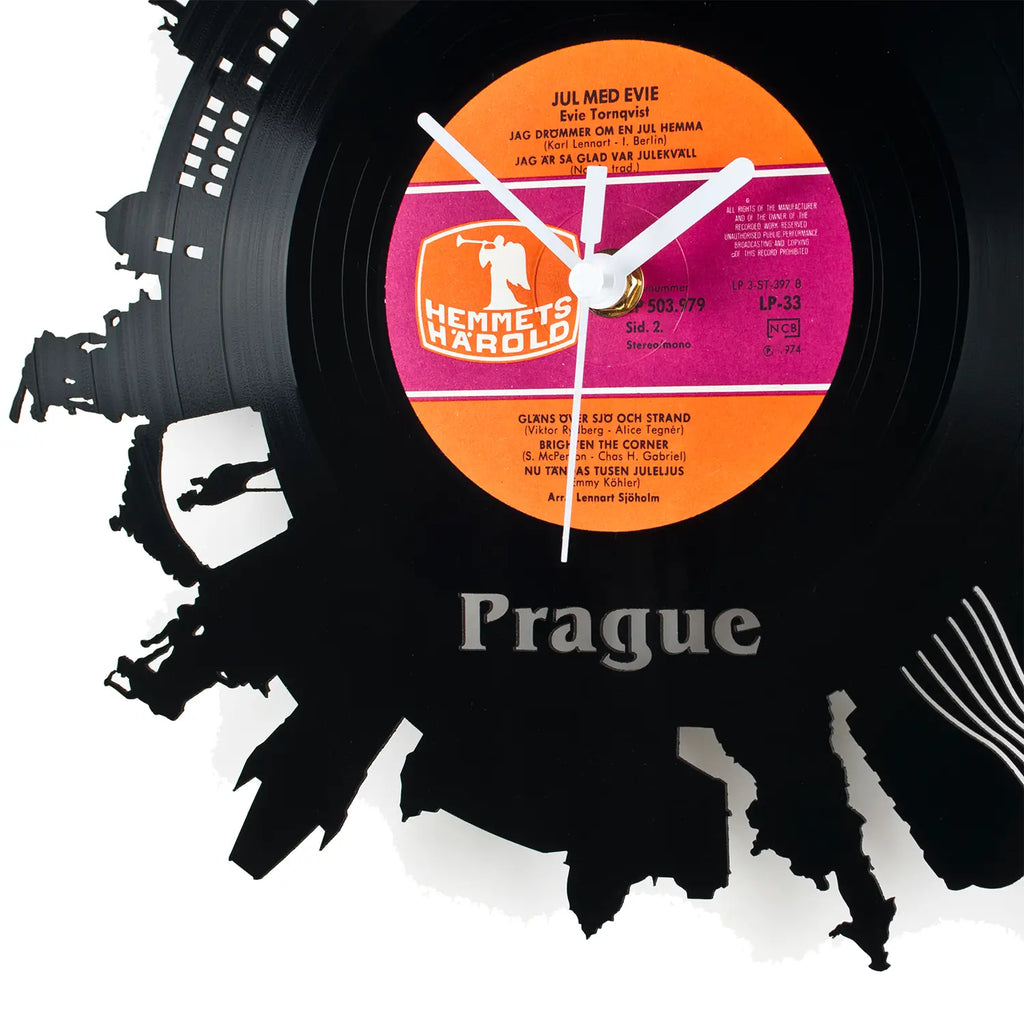 Schallplattenuhr prag schwarze vinyl wanduhr mit orange pinkem label und weißem zeigern zeigt prager stadtbild