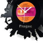 Schallplattenuhr prag schwarze vinyl wanduhr mit orange pinkem label und weißem zeigern zeigt prager stadtbild