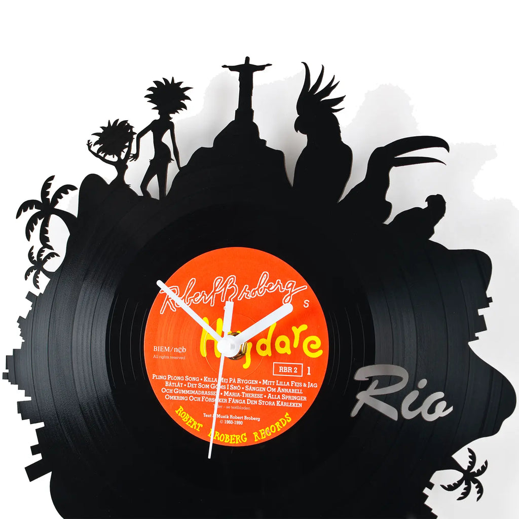 Schallplattenuhr rio de janeiro aus schwarzem vinyl mit orangefarbener etikette weißem text und tropischen motive