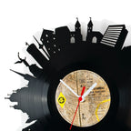 Schallplattenuhr tallinn aus schwarzer vinyl mit stadt-silhouette und vintage-label-design