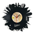 Schallplattenuhr tallinn schwarze vinyl wanduhr mit stadt-silhouette und tallinn-schriftzug am unteren rand