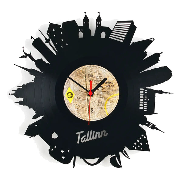 Schallplattenuhr tallinn schwarze vinyl wanduhr mit stadt-silhouette und tallinn-schriftzug am unteren rand