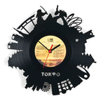 Schallplattenuhr tokio schwarz mit tokio skyline silhouette und roten zeigern aus vinyl als wanduhr