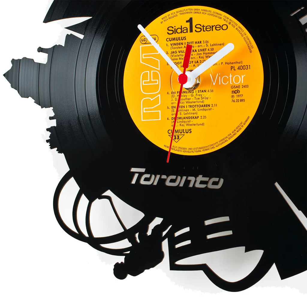 Schallplattenuhr toronto schwarze vinyl wanduhr mit leuchtend gelbem rca label und silbernem toronto schriftzug