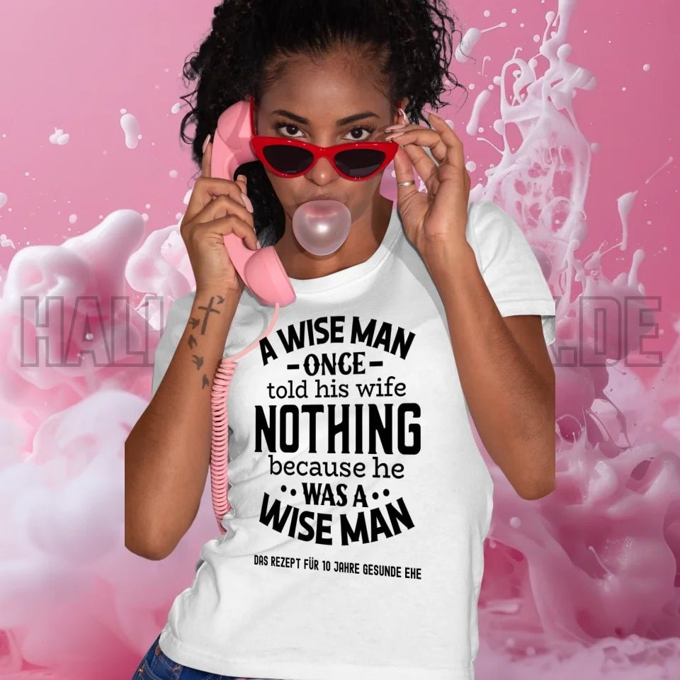 A wise man & his wife • Mann • Frau • Ehe • Ladies Premium T-Shirt XS - 2XL aus Bio - Baumwolle für Damen • Exklusivdesign • personalisiert von HalloGeschenk.de