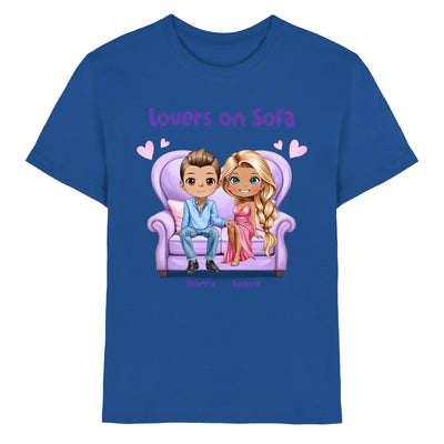 Blaues baumwoll t shirt mit cartoon illustrationen von zwei liebenden auf lila sofa und text lovers on sofa