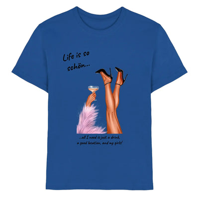 Royalblaue baumwoll t shirt mit grafik von beinen in schwarzen high heels und hand mit martiniglas rosa federn dekolleté