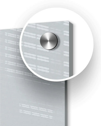Silberner runder magnetischer akzent aus metall auf frosted glasplatte des acrybild freches duo acrylglas fotogeschenks