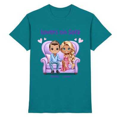 Petrolfarben Baumwoll-T-Shirt mit cartoonillustration von zwei liebenden auf lila sofa und text lovers on sofa