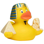 Gelbe badeente mit gold blau gestreiftem ägyptischem pharaonen kopfschmuck hält pyramide und sphinxfigur