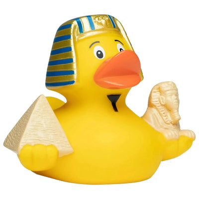 Gelbe badeente mit gold blau gestreiftem ägyptischem pharaonen kopfschmuck hält pyramide und sphinxfigur