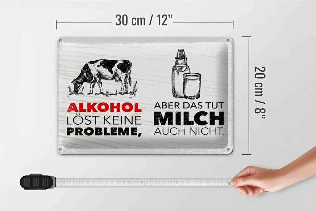 Rechteckiges blechschild 20x30cm mit rustikalem weißem finish, schwarzer kuh- und milchflaschenzeichnung und rotem deutschen text alkohol löst keine probleme