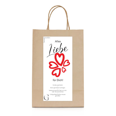 Beige papiertüte mit braunen henkel und weißem etikett mit roten herzen für alles liebe geschenkbox