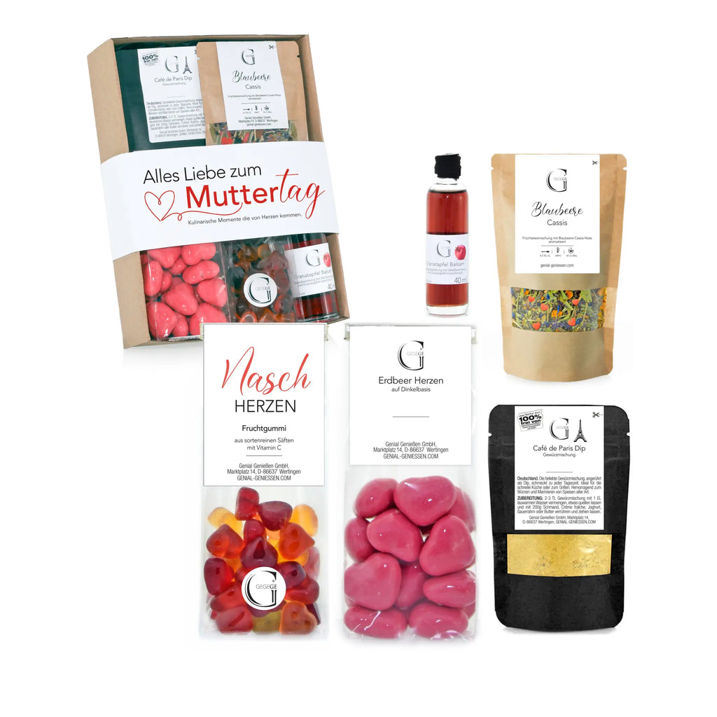 Ein geschenkset alles liebe zum muttertag mit einer box, rosa herzbonbons, roter flasche, kräutern und kaffeebechern
