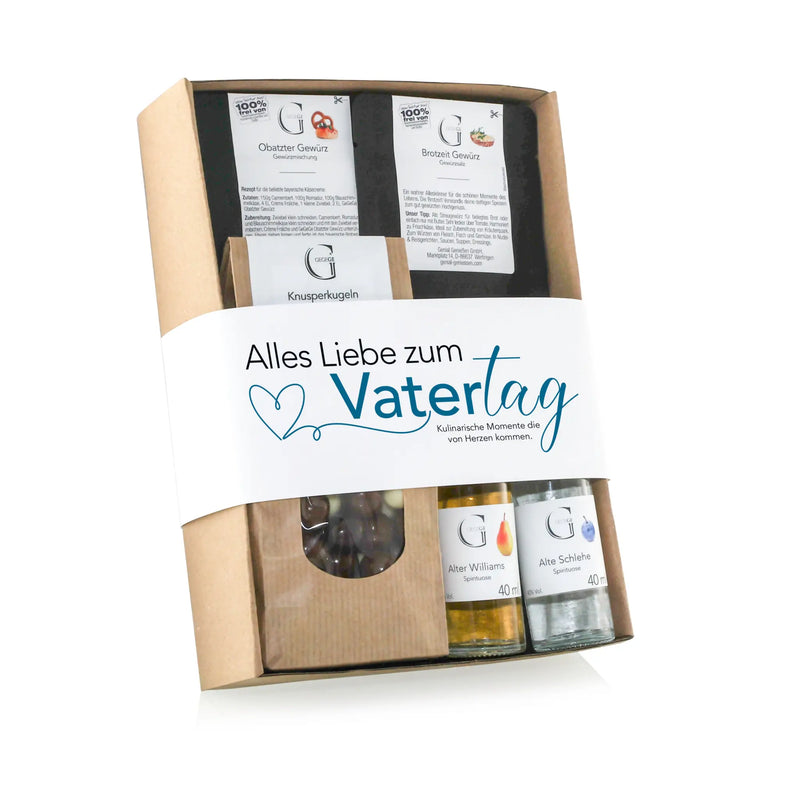 Ein geschenkset zum vatertag mit weißem band, gourmetlebensmitteln und zwei kleinen spirituosenflaschen