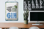 Weißes rechteckiges blechschild mit blauer handschrift und gin glas illustration fürs wohnen oder barbereich