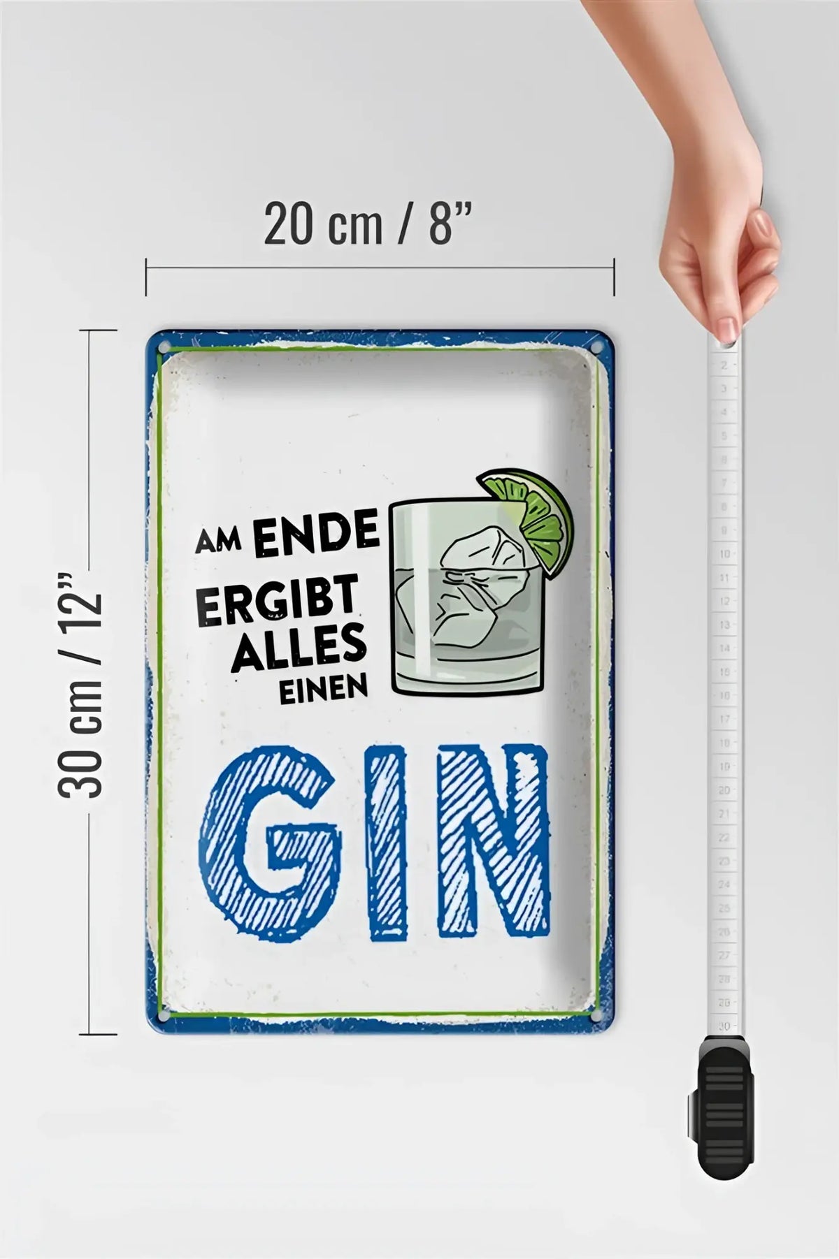 Rechteckiges weißes blechschild mit blau-grünen kanten und handzeichnung eines gin-glases am ende ergibt alles einen gin