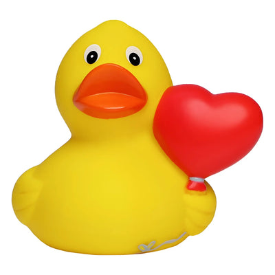 Eine gelbe pvc badeente mit orangem schnabel hält einen roten herzballon im amor love liebe valentinstag set