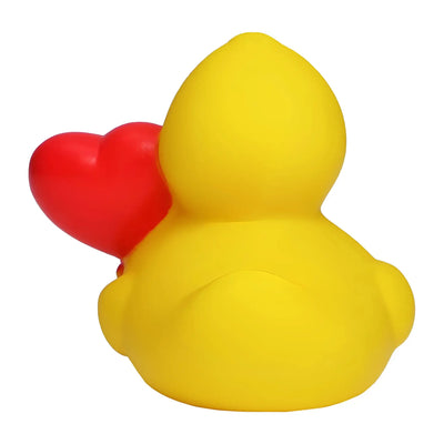 Gelbe badeente aus pvc hält rotes herzluftballon im amor love liebe 2er 3er enten set zum valentinstag