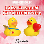 Gelbes pvc badeenten-set mit liebespaar eine mit goldenen flügeln und schleife die andere mit rotem herzballon