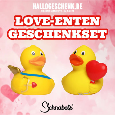 Gelbes pvc badeenten-set mit liebespaar eine mit goldenen flügeln und schleife die andere mit rotem herzballon