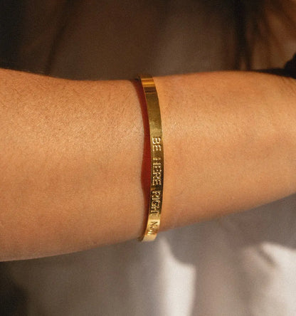 Armreif mit Gravur | vergoldet | Be here right now