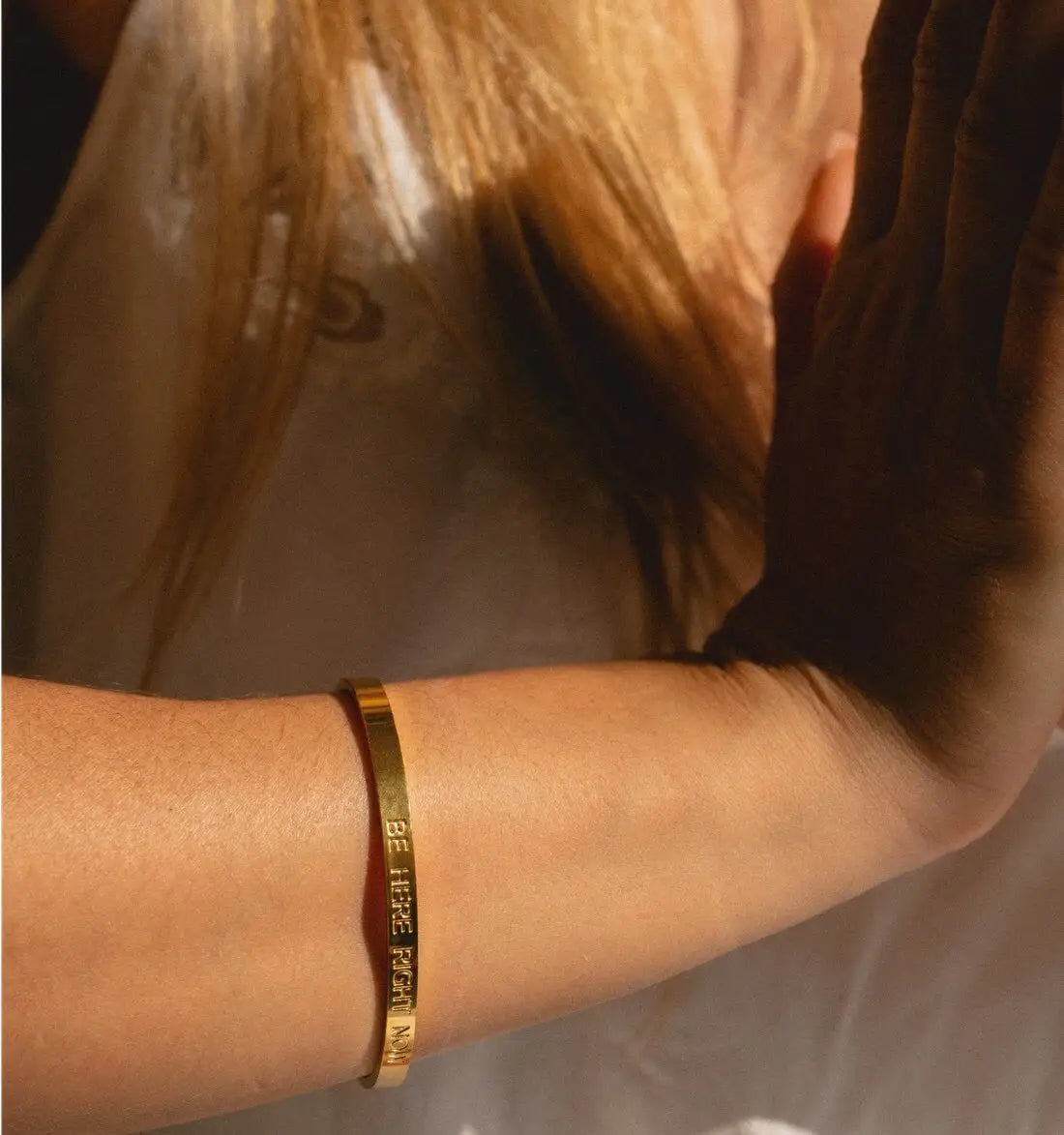 Armreif mit Gravur | vergoldet | Be here right now