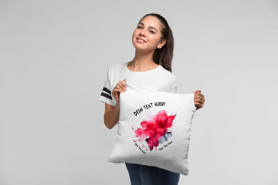 Weiße dekorative kissen mit rotem und blauem aquarellklecks und individuellem wunschtext aus statement collection