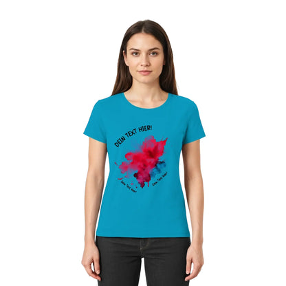 Ein lebhaftes Petrolfarben kurzes damen t shirt mit auffälligem rot schwarzen paint splatter design aus der statement collection