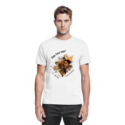 Weiße baumwollshirt mit aquarellfoto von zwei lachenden personen und deutschem text aus der statement-collection
