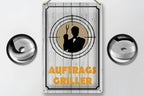 Ein rustikales weißes blechschild 20x30cm mit schwarzer silhouette und orangenem auftrags griller schriftzug