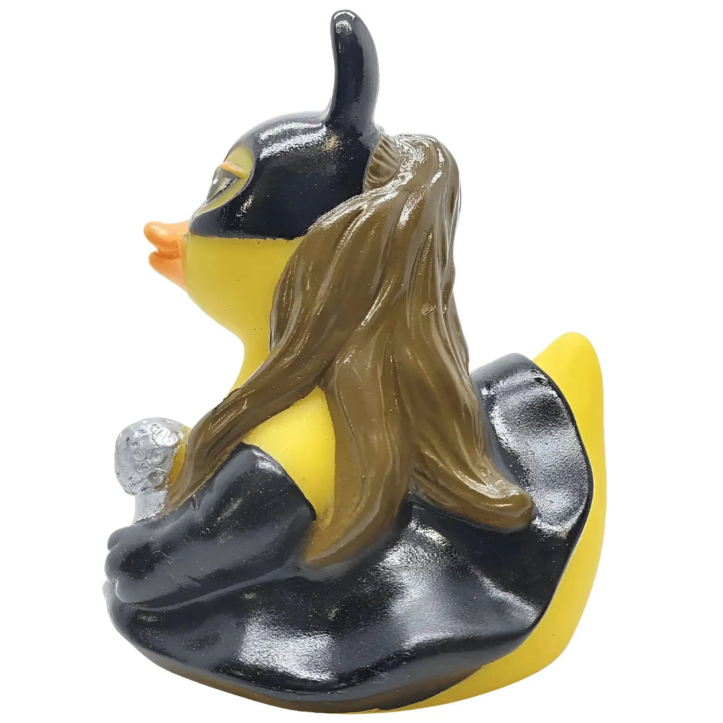 Gelbe gummiente aviary grande als superheldin mit schwarzer maske schwarzem cape und braunen langen haaren von celebriducks