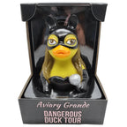 Eine gelbe gummiente aviary grande von celebri ducks als superheldin mit schwarzer maske handschuhen cape und silberkugel