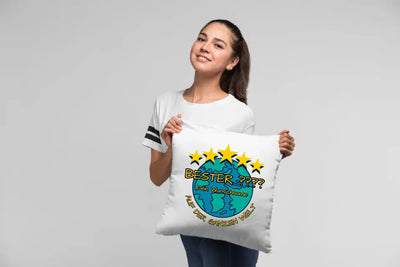 Weiße cushions mit buntem globus motiv und fünf gelben sternen bester papa bester mama bester chef personalisiert