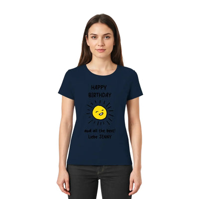 Marine blaues kurzarmshirt mit gelber sonne und schwarzem text happy birthday und liebe jenny aus der statement-collection