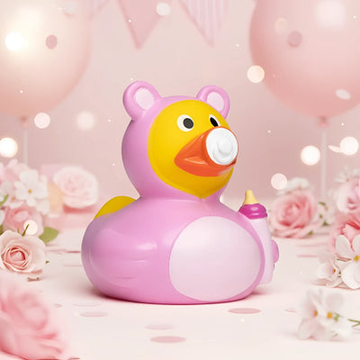 Rosa quietsche-ente mit gelbem kopf orange schnabel und weißem nuckel als babybär mit flasche baby rosa mädchen