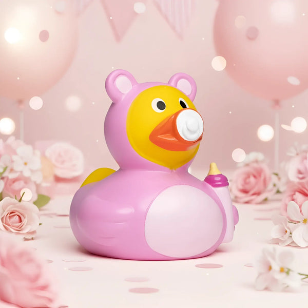 Rosa quietsche-ente mit gelbem kopf orange schnabel und weißem nuckel als babybär mit flasche baby rosa mädchen