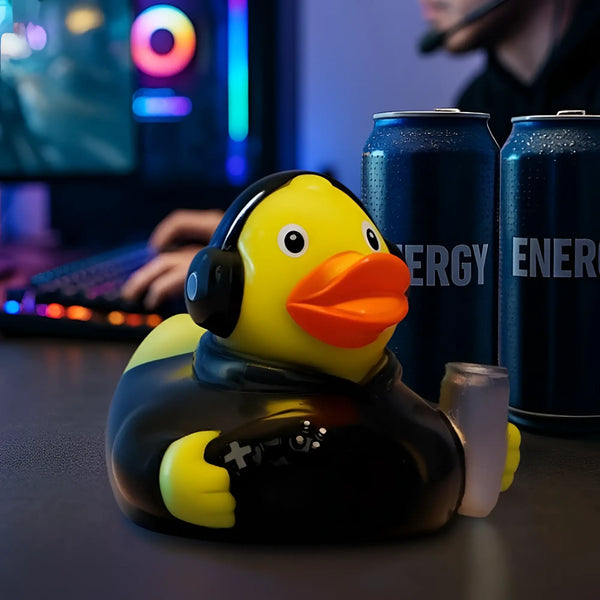 Gelbe badeente gamer mit schwarzen kopfhörern und gaming-hoodie hält transparente dose perfekt für spieler