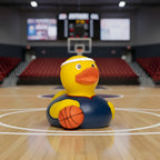 Gelbe quietsche-ente aus gummi mit navy basketball-trikot und orangefarbenem basketball für basketball-fans